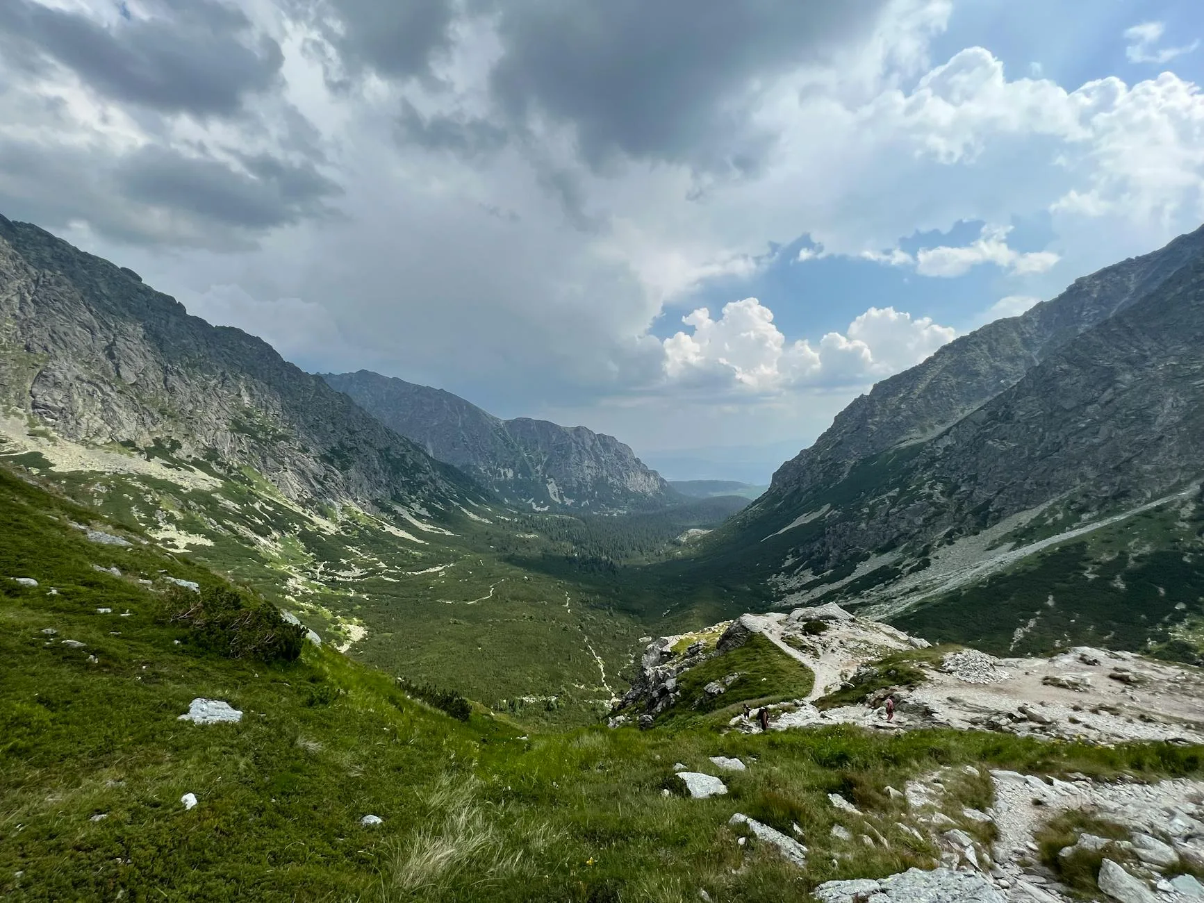 Zielona dolina Tatr Wysokich z górami w chmurach latem