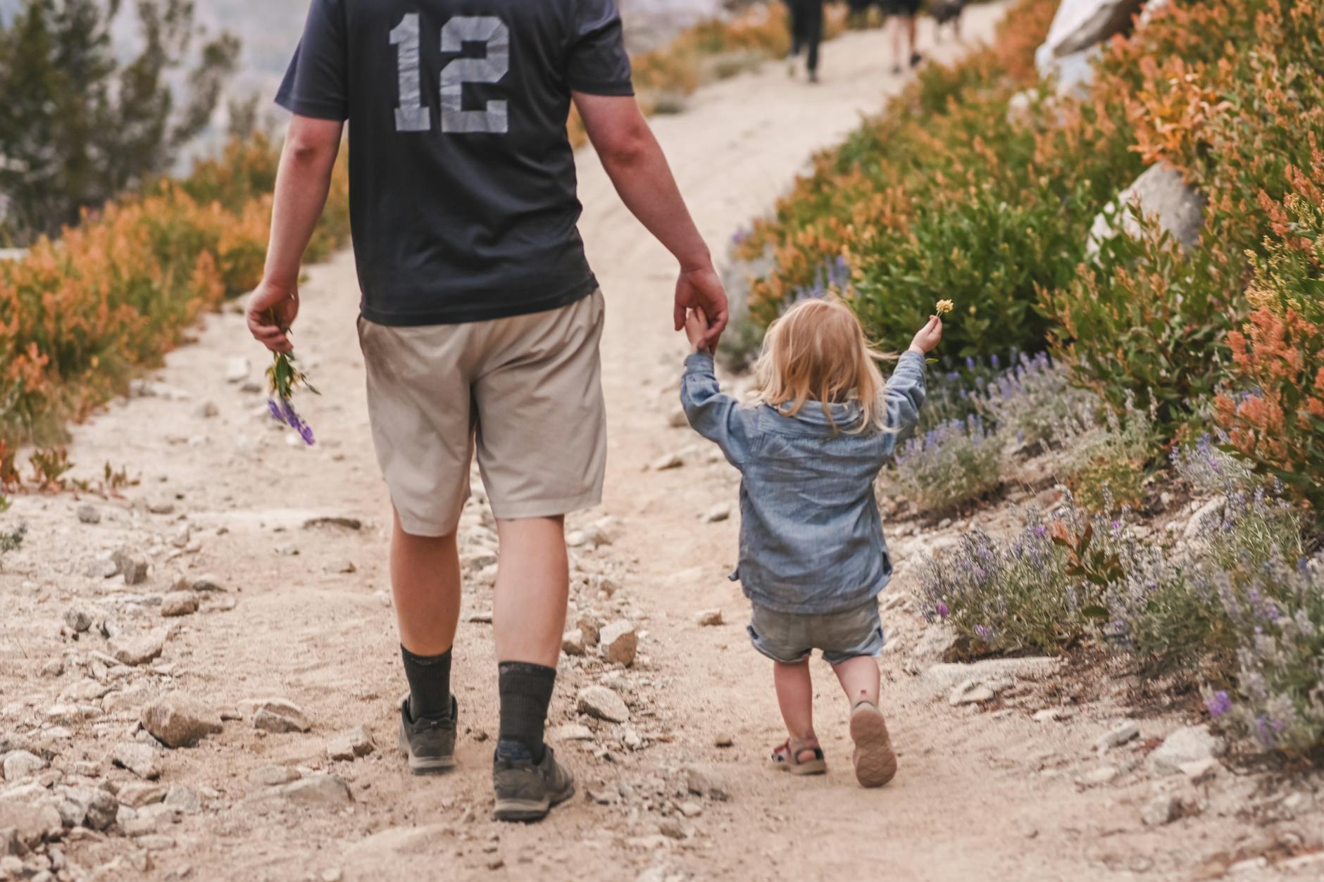Ojciec z córką na letnim górskim szlaku w Tatrach