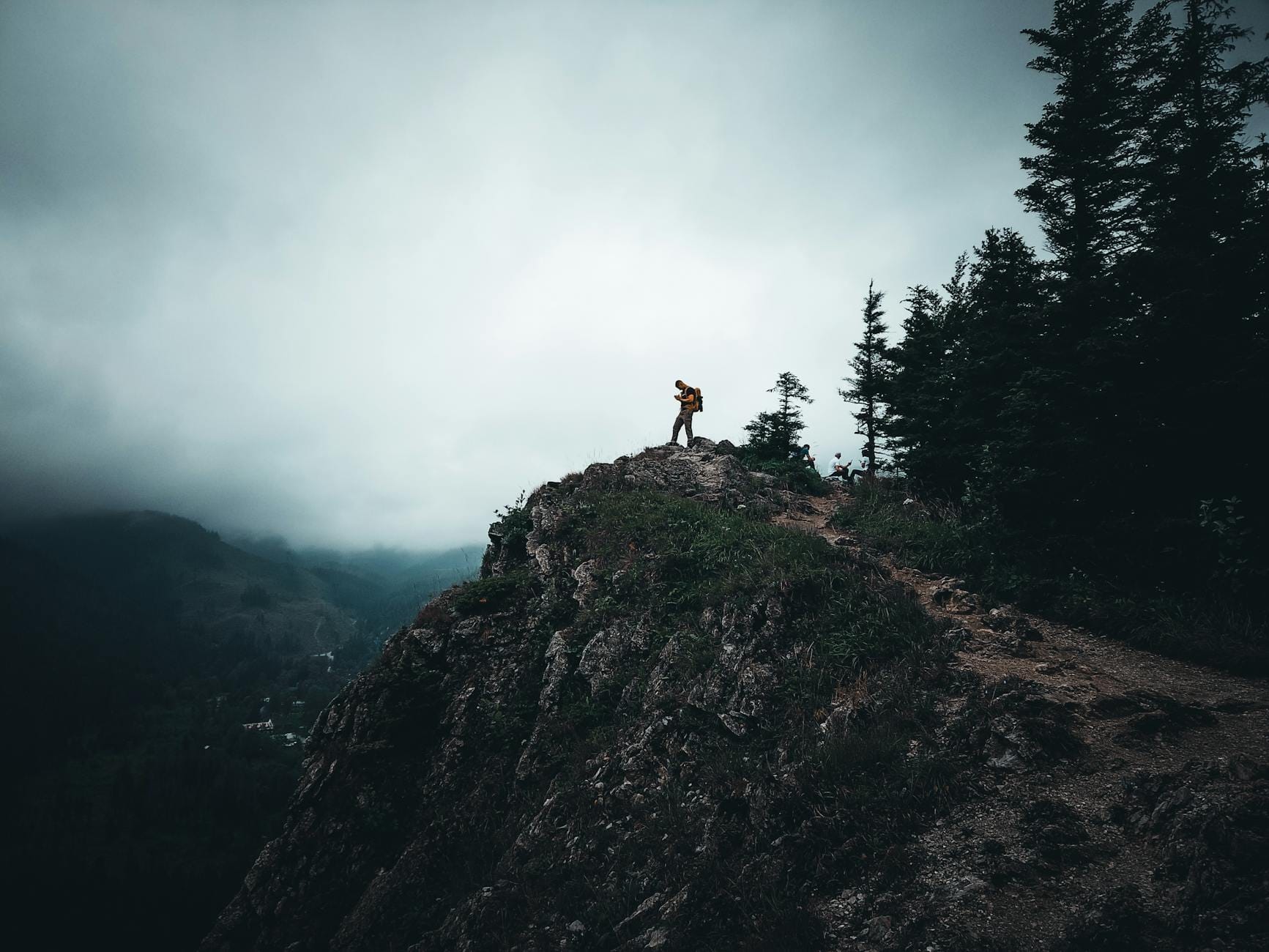 Samotny turysta na skalistym tatrzańskim szczycie we mgle