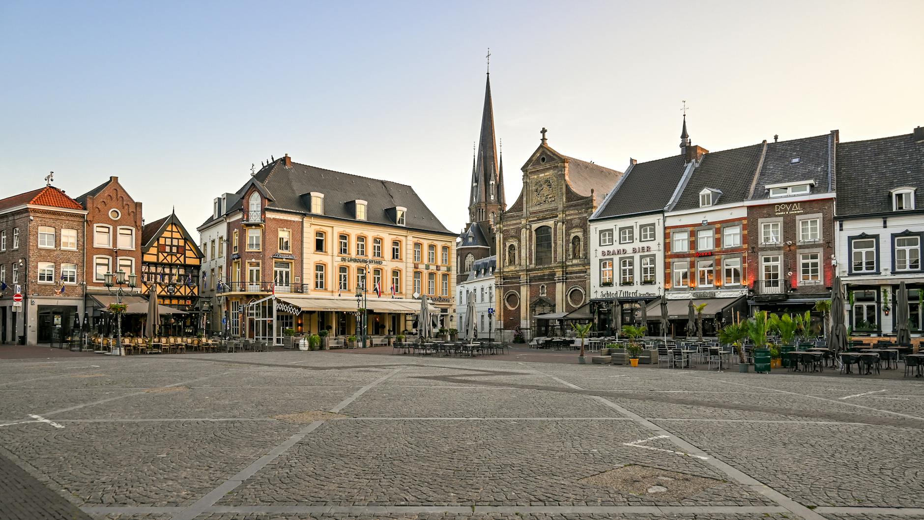 Zabytkowy rynek z kamienicami o zachodzie słońca