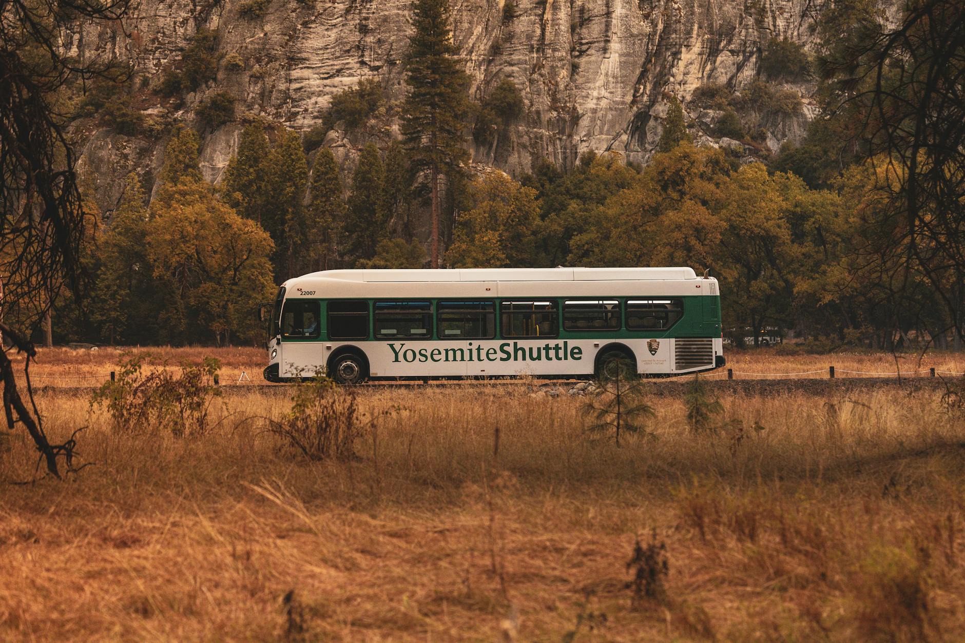Jak dojechać z Zakopanego do Kuźnic i na szlaki bez samochodu Autobus wahadłowy jedzie przez górski park w jesiennej scenerii