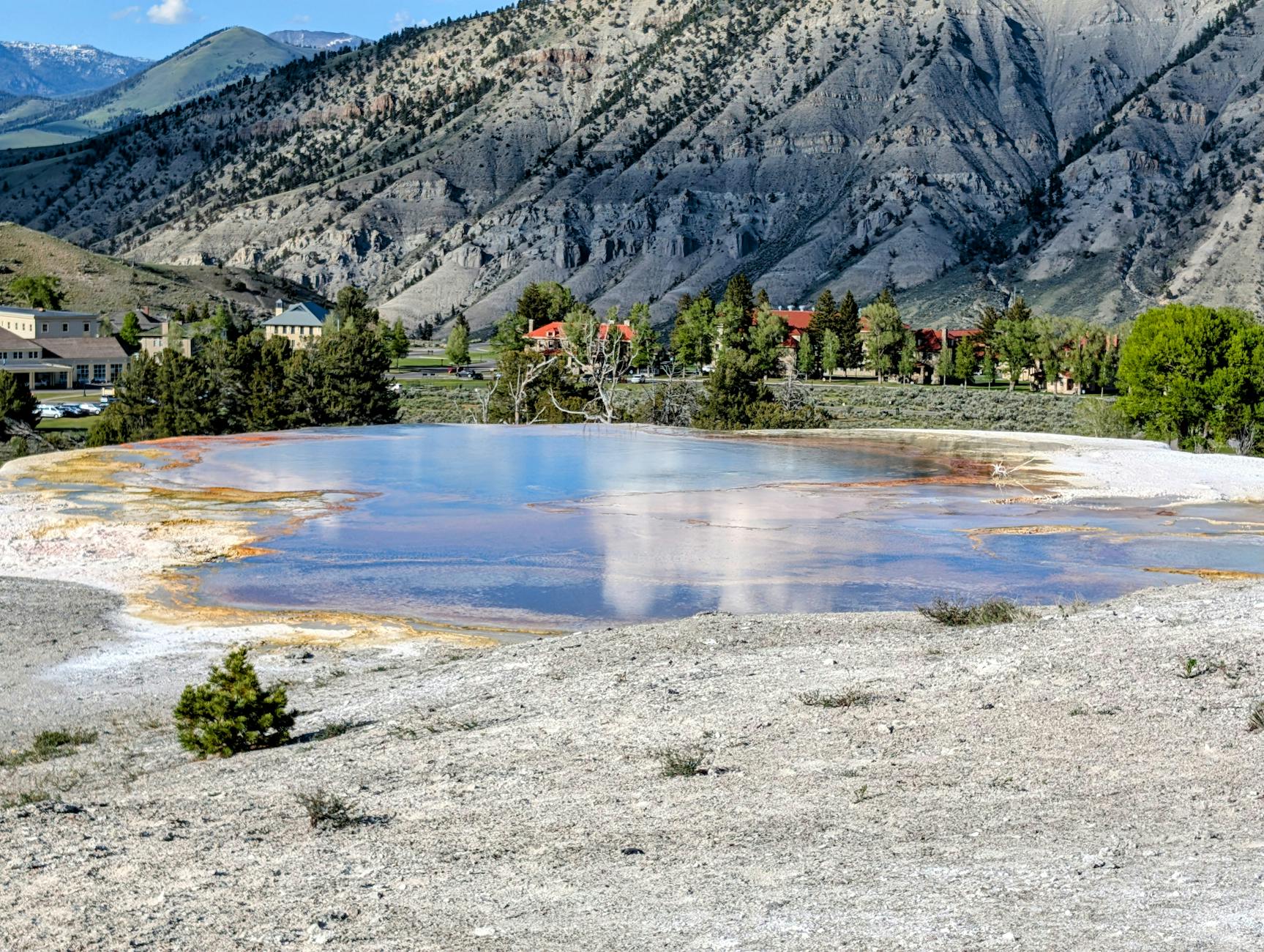 Kolorowe tarasy gorących źródeł przypominające baseny termalne