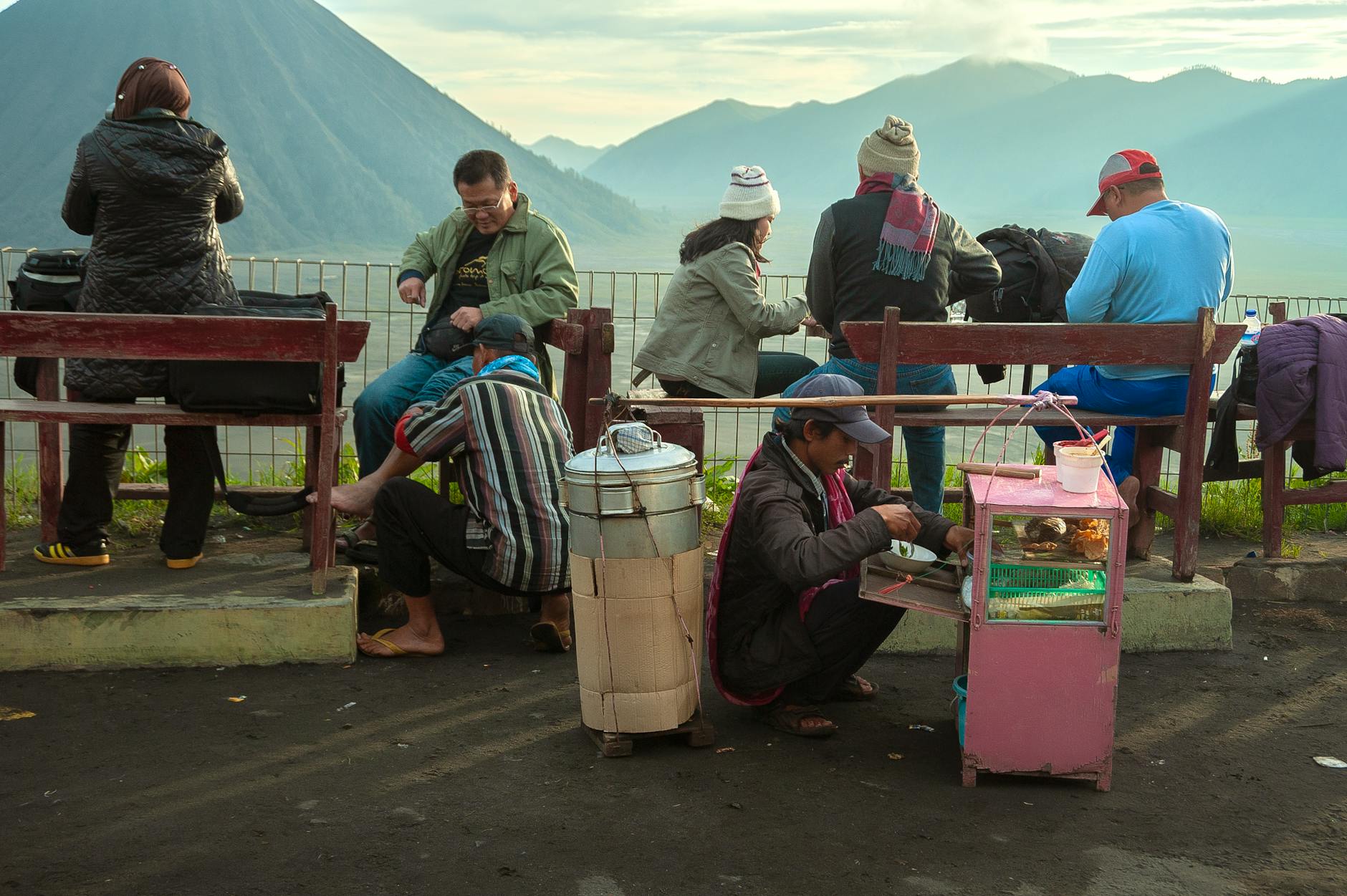 Sprzedawca street foodu obsługuje turystów z widokiem na tatrzańskie szczyty