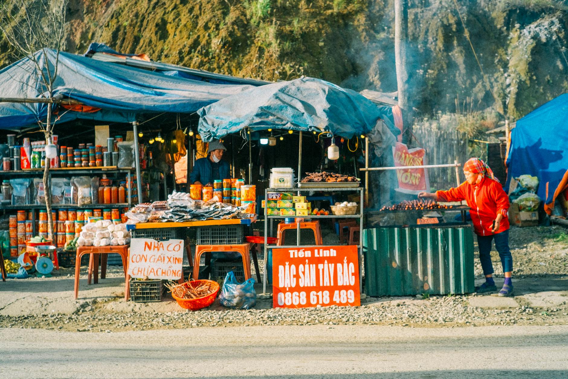 Stragan street food na Krupówkach z lokalnymi sprzedawcami