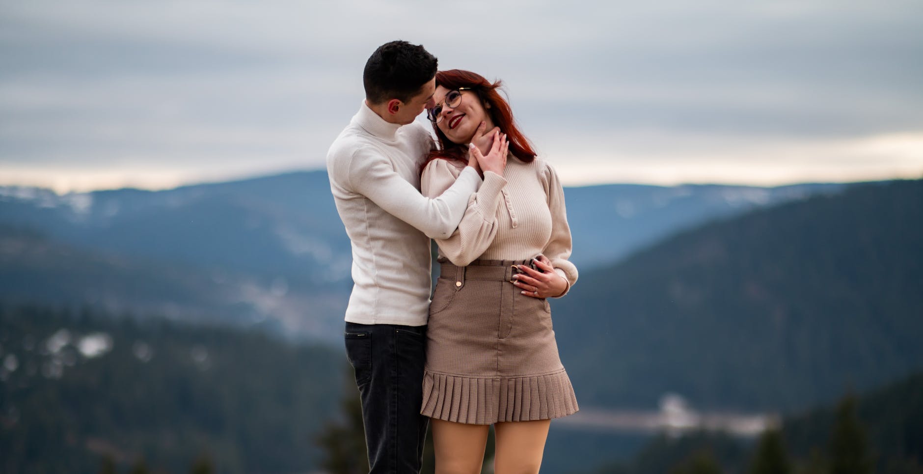Romantyczny plan dnia w Zakopanem: od kawy po wieczorne światła miasta Zakochana para przytula się w górach o zachodzie słońca