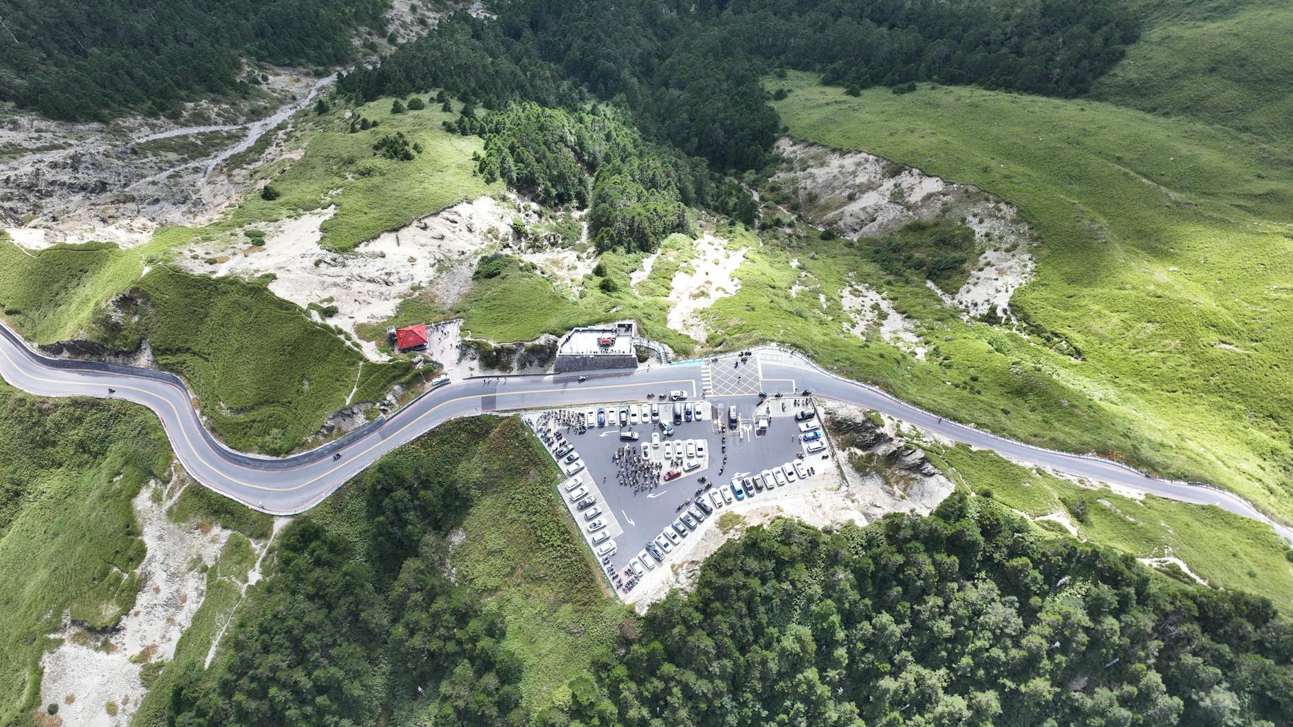 Górski parking otoczony zielenią, widok z lotu ptaka