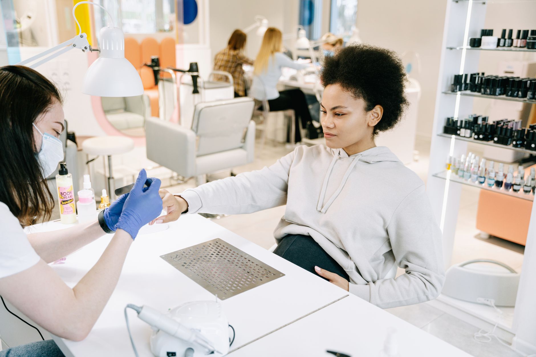 Ciężarna kobieta podczas manicure w salonie, chwila relaksu