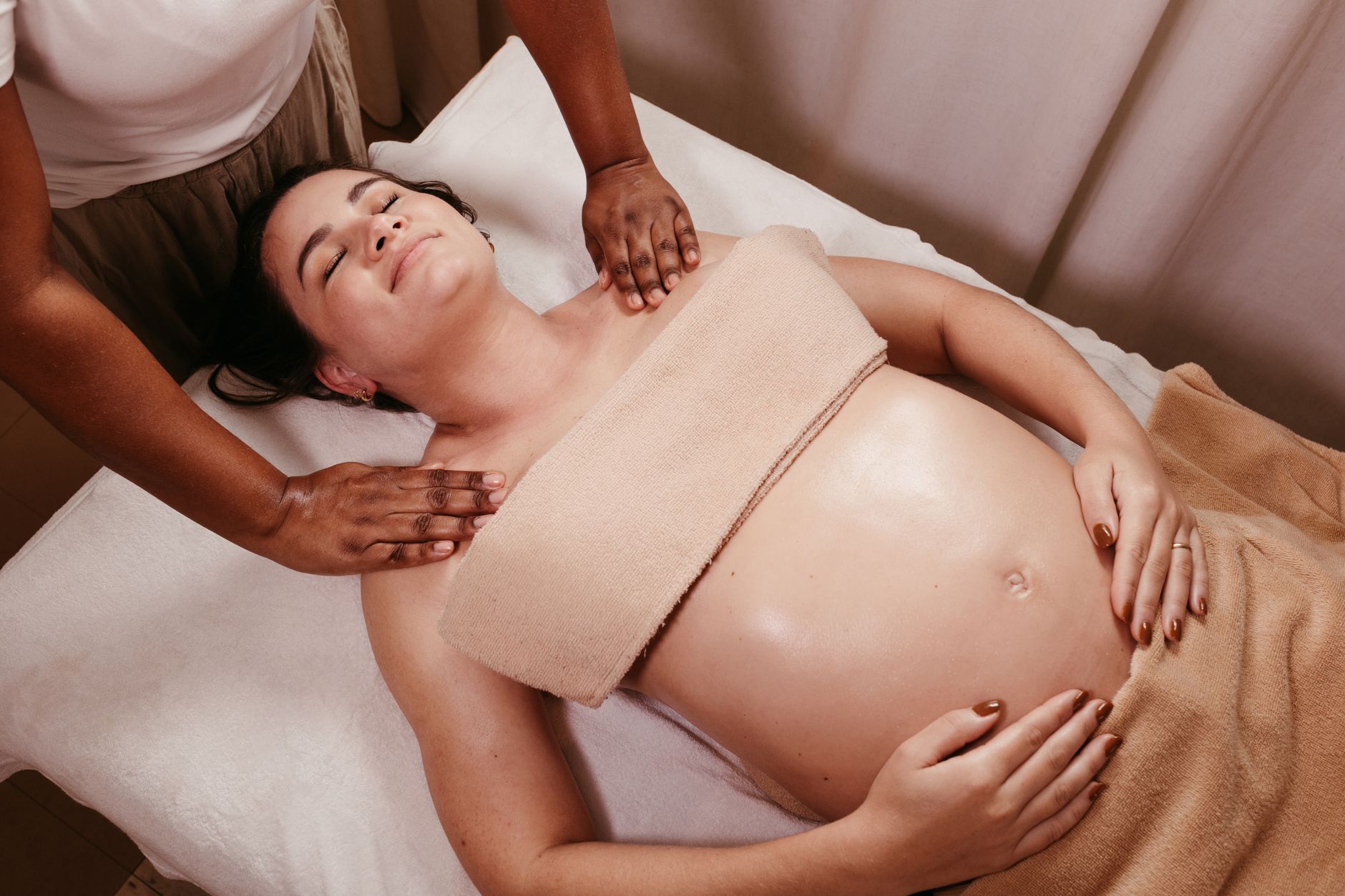 Termy w ciąży: kiedy można, na co uważać i które strefy omijać Kobieta w ciąży podczas relaksacyjnego masażu prenatalnego w spa