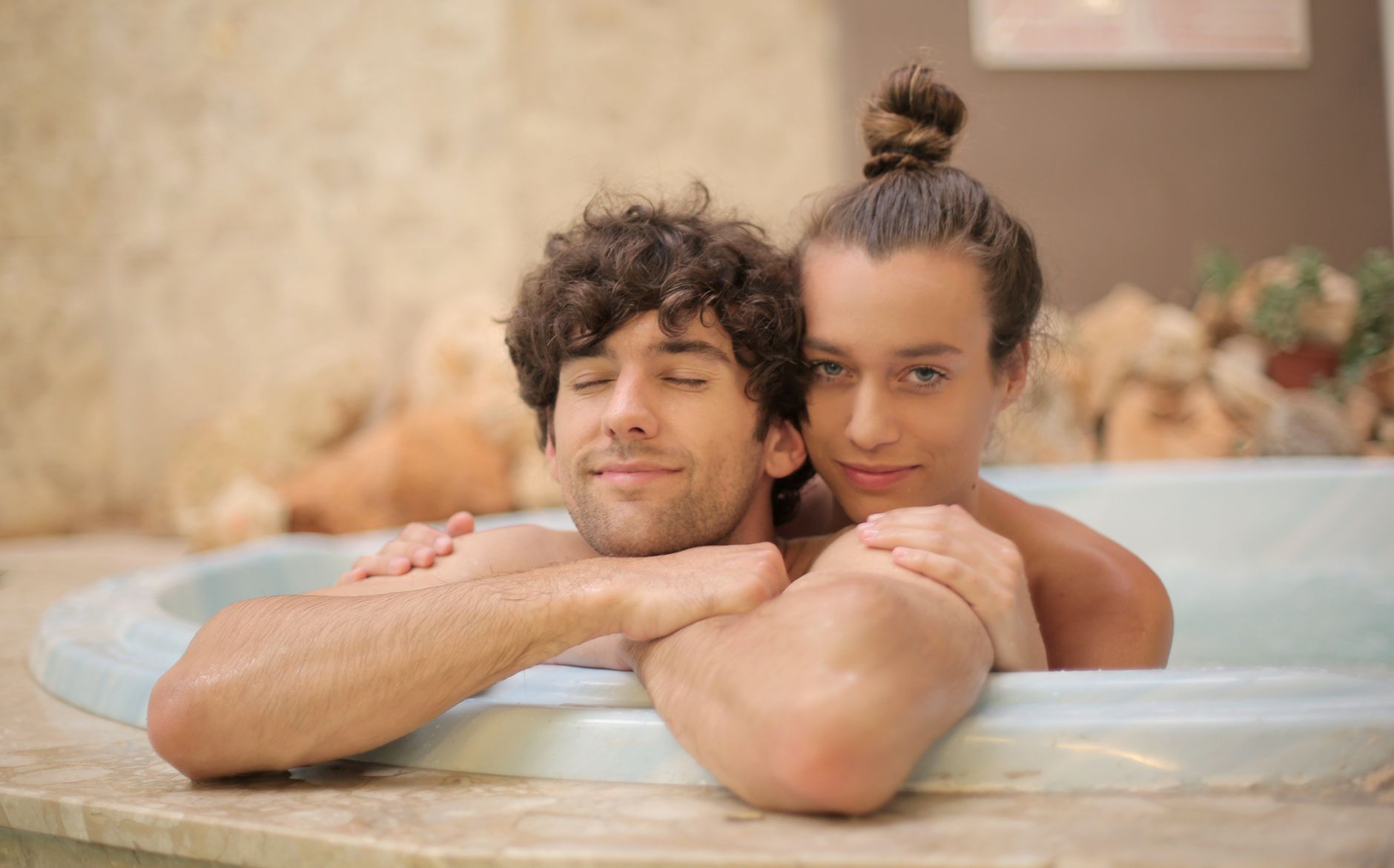 Para w wspólnej kąpieli w SPA podczas romantycznego wyjazdu