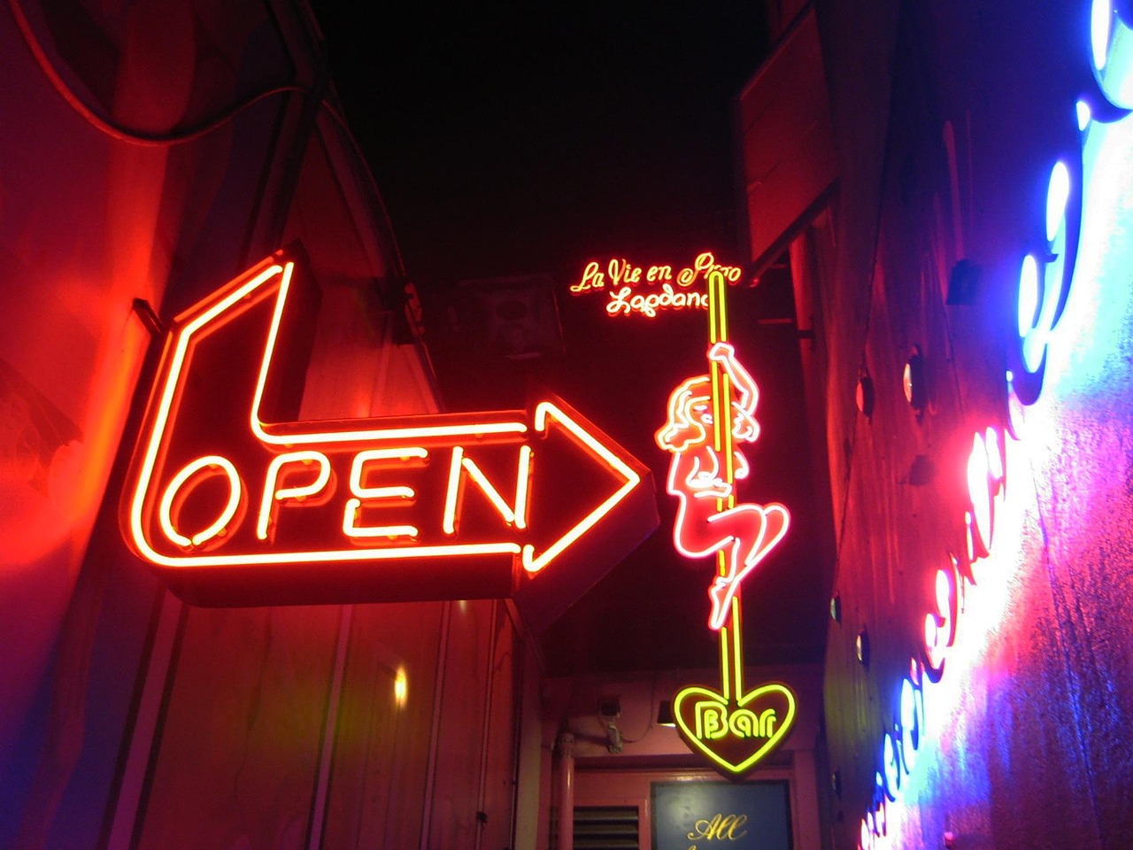 Czy stary neon można odnowić i zamontować?