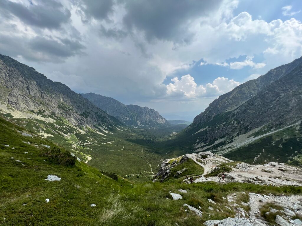 Zielona dolina w Tatrach Wysokich pod dramatycznym niebem